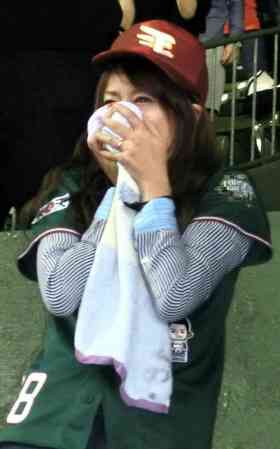 【楽天初優勝】球場で歓喜する里田まいをご覧ください！