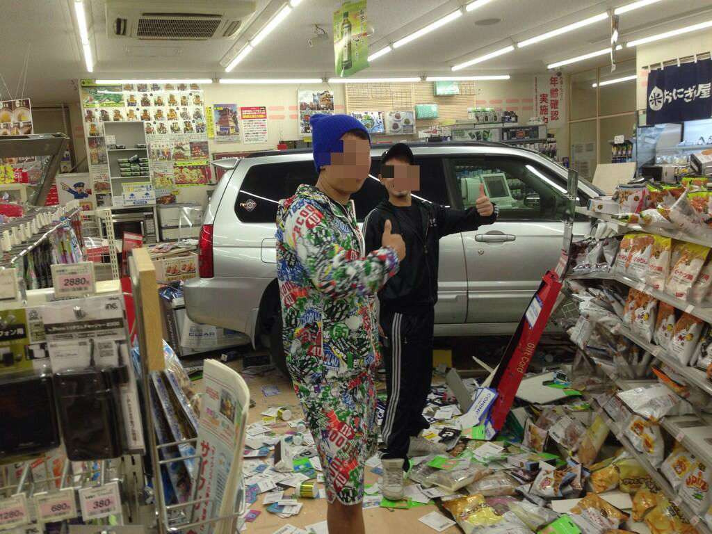 【画像】DQNが交通事故を楽しみすぎ…。