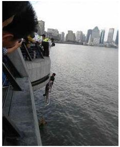 【中国】川に飛び込んだ女性を外国人が救出→戻ったら荷物が盗まれていた！