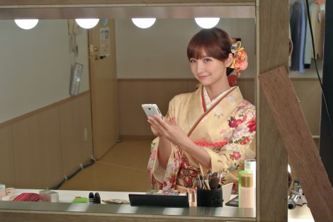 篠田麻里子＆サッカー日本代表の柿谷曜一朗（セレッソ大阪）、「年賀はがき」の顔に起用！