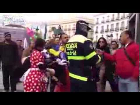 Disney fight Mickeys against tourist - YouTube