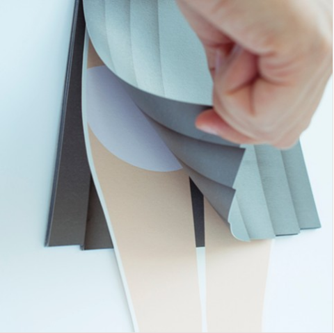 スカートを思いっきりめくっちゃえ！ 思わずドキッな「スカートめくり」ふせん