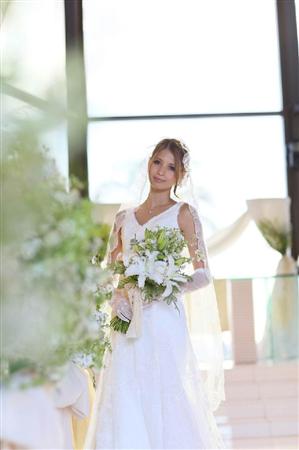 吉川ひなのがハワイのチャペルで憧れのバウ・リニューアル婚！