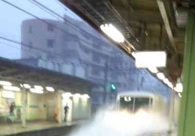 【台風凄すぎ】電車が湖上を走っているようだと話題に