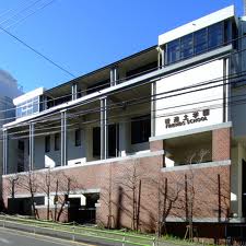 腹を蹴ったり、竹刀で喉を突いたり…女性教師と男性コーチを「体罰」で告訴　「普連土(ふれんど)学園高校」の元剣道女子部員