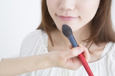 電車の中で化粧をする女子の特徴の特徴「周りの迷惑を考えられない」 ｜ 「マイナビウーマン」