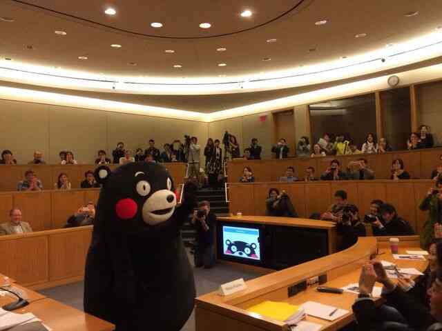 【画像あり】くまモンがハーバード大学で講演してるww
