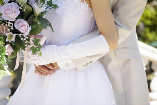 【注目Q&A】付き合って5年の彼女に「来月結婚するから式きてね!」と言われた | マイナビニュース