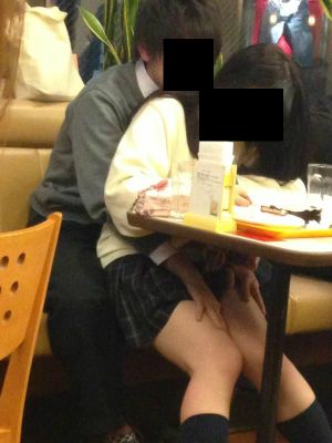 無題のドキュメント : 「【画像】驚愕！飲食店でセクロスしようとする高校生たち」の画像
