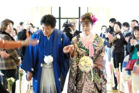 結婚式準備に彼は手伝ってくれますか？