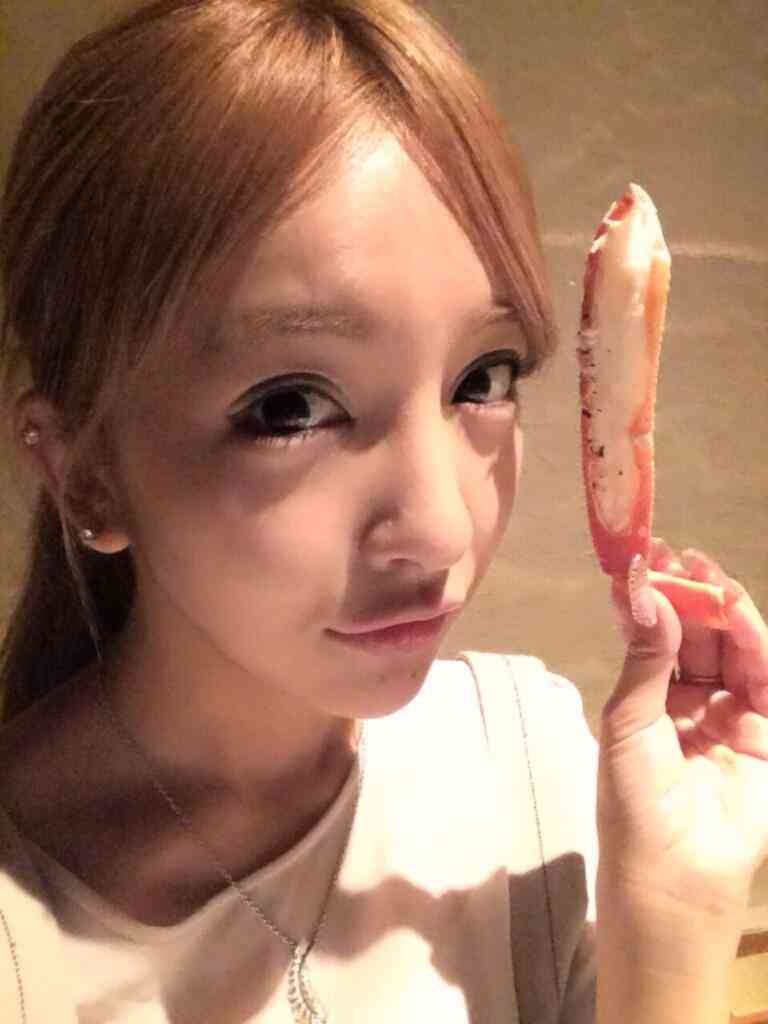 元AKB48板野友美の熱烈なファンが激怒 「ともちんは蟹を食べられるかもしれないが俺はカニカマをつまみにワンカップ飲んでる」