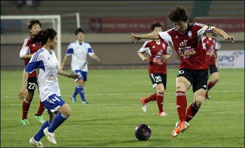 「どう見ても男だ」 性別疑惑で、女子サッカー選手が出場禁止