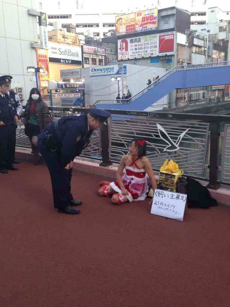 【横浜】サンタのコスプレで女装した男性、橋の上で「21歳メス、飼い主募集」というメッセージを添えて座りこみ警察沙汰にｗｗ