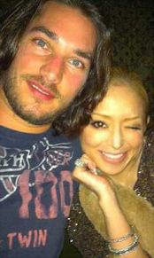 浜崎あゆみ、婚約者“お披露目”！米男性と手をつないでラブラブ帰国