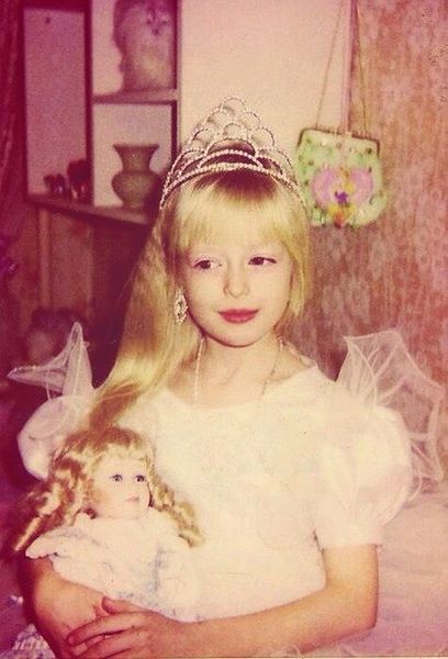 この違和感はいったい…人形にしか見えない世界の美女たちの写真いろいろ