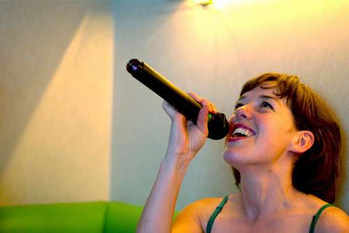 世代別に攻略！カラオケで気になる彼のハートを突き刺すのはこの曲