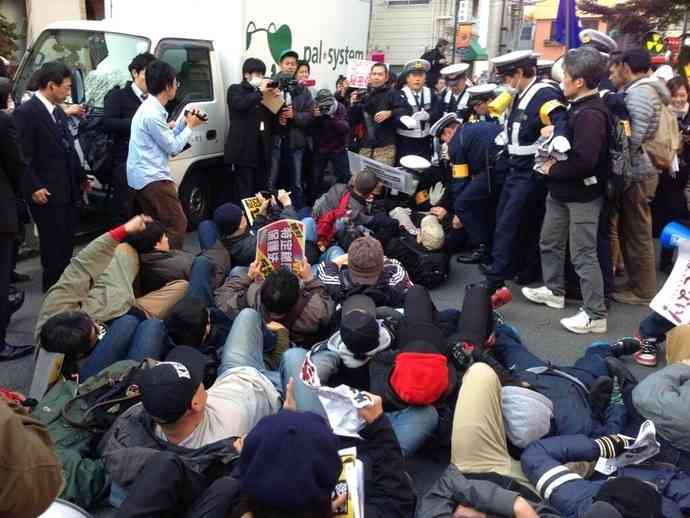 いい加減にしろ！「特別秘密保護」法案に反対しているアホども！今度は道路で寝て交通妨害！｜なでしこりん