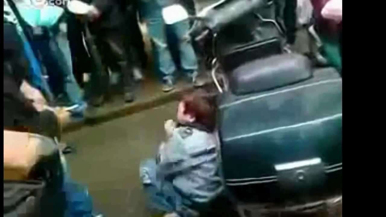 中国人が泣き叫ぶ6歳のウイグル少年を蹴り指を折り集団で暴行する映像 - YouTube