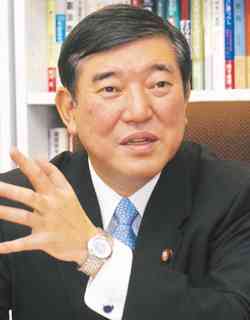 石破茂さんが日焼けしすぎで真っ黒焦げwww