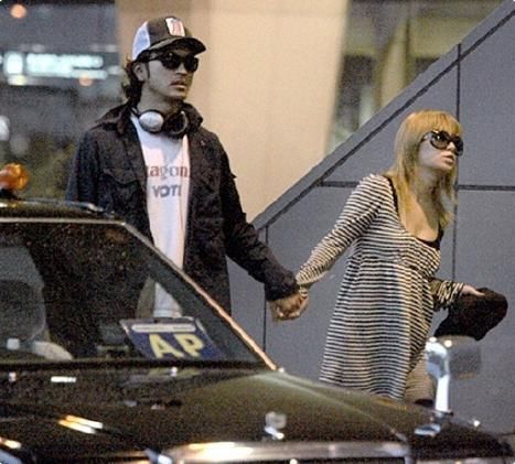 浜崎あゆみ、婚約者“お披露目”！米男性と手をつないでラブラブ帰国