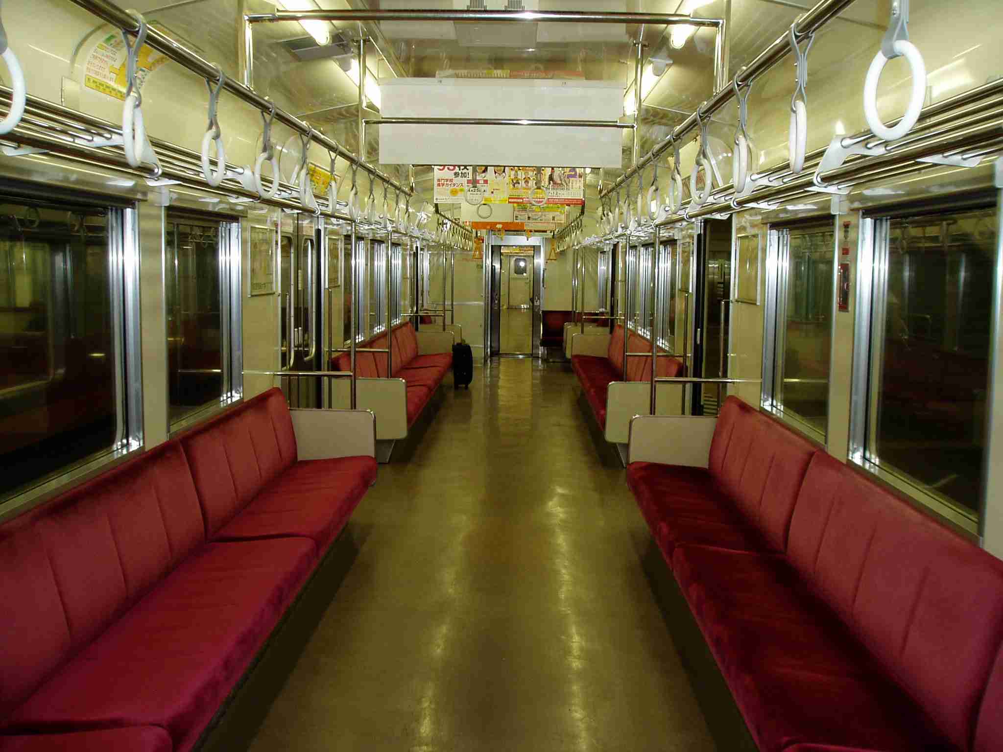 電車で全裸、男女6人を書類送検
