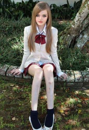 この違和感はいったい…人形にしか見えない世界の美女たちの写真いろいろ