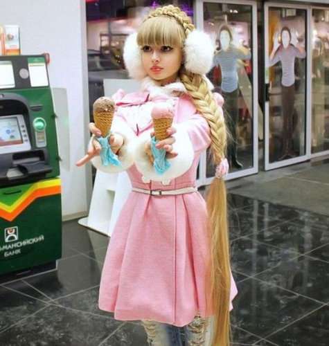 この違和感はいったい…人形にしか見えない世界の美女たちの写真いろいろ