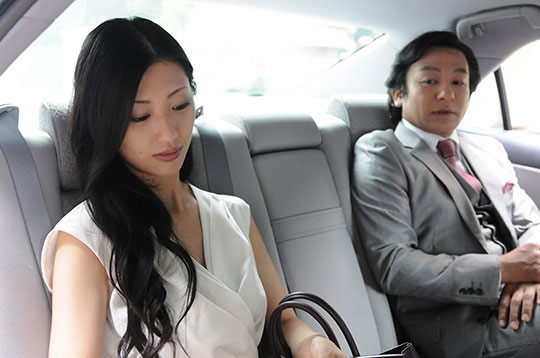 壇蜜、ドラマ初主演で女同士の濃厚なキスを公開