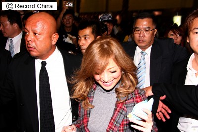 浜崎あゆみ、婚約者“お披露目”！米男性と手をつないでラブラブ帰国