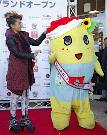 大阪あべのキューズモールに「サンタふなっしー」登場