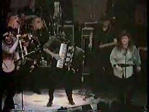 The Pogues and Kirsty MacColl - Fairytale of New York - YouTube