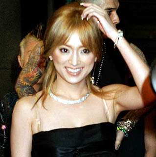 日刊ゲンダイ|再婚騒動で物議の浜崎あゆみ 「記念写真集」発売も大不評