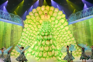 水森かおりの巨大衣装に嵐も驚き「高いですね」＜紅白リハ2日目＞ - モデルプレス