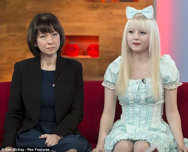 この違和感はいったい…人形にしか見えない世界の美女たちの写真いろいろ