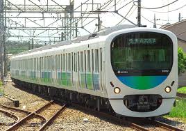 電車で全裸、男女6人を書類送検