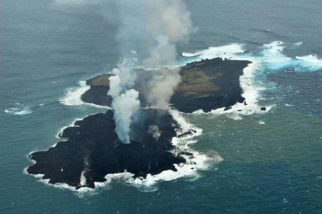 小笠原諸島の新島の形がスヌーピーに見える！と話題に