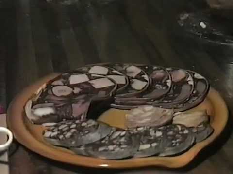 豚の屠殺・解体現場 Pig slaughter in Bavaria (1985) - YouTube