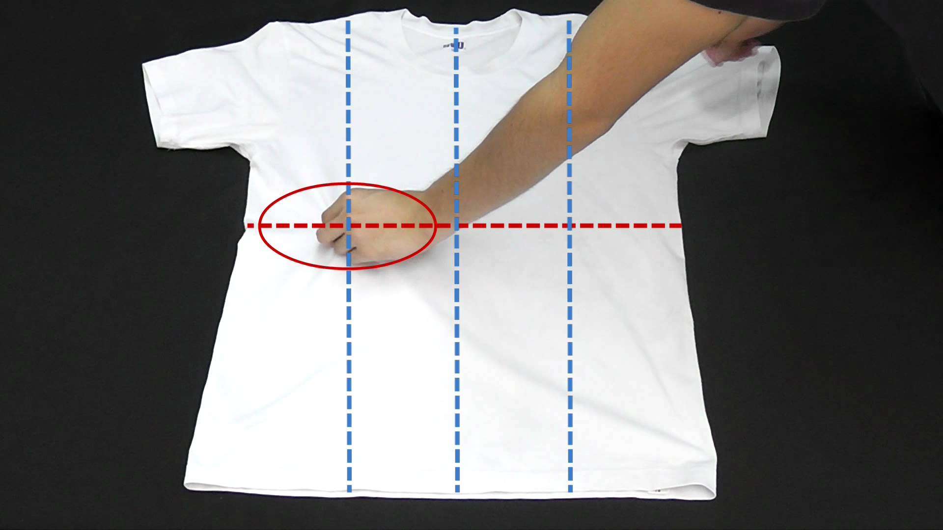 Tシャツを一瞬でたたむ方法 - YouTube