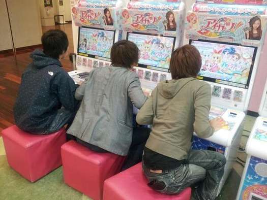大人が子ども用のゲームを占領　子どもを並ばせてもお構いなし