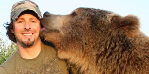 ほとんど食べられてる気がする…巨大なクマとじゃれ合う男性をご覧ください