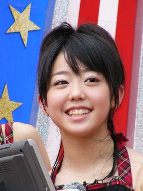 AKB48が波平声優訃報の前でピース写真