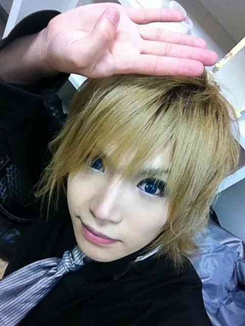 ゴールデンボンバー鬼龍院翔、Twitterで業者に引っ越しバラされ引っ越し中止の事態に