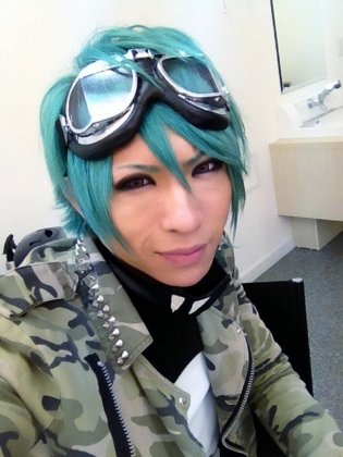 ゴールデンボンバー歌広場淳、歌って職務質問を受ける