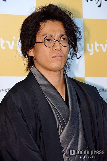 小栗旬がガラリと変身　共演者から熱い視線