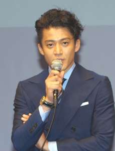小栗旬がガラリと変身　共演者から熱い視線