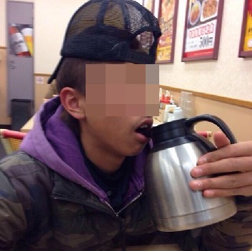 松屋で暴挙発覚！ピッチャーに口をつけて水を直飲み