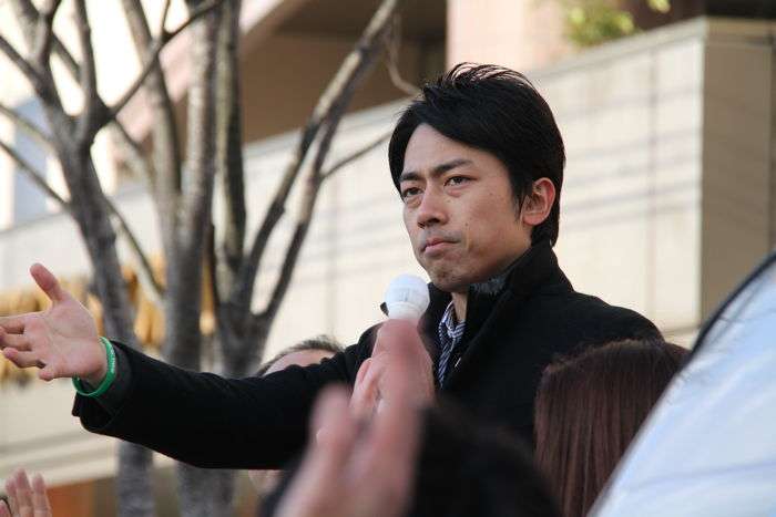 小泉純一郎元首相の自宅ソファーに座っていた女を逮捕「許可得てる」