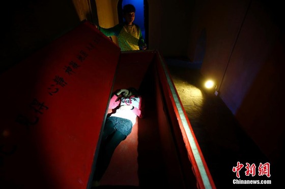 【画像】中国で流行っているリアル脱出ゲームが、色々と本格的すぎるwww