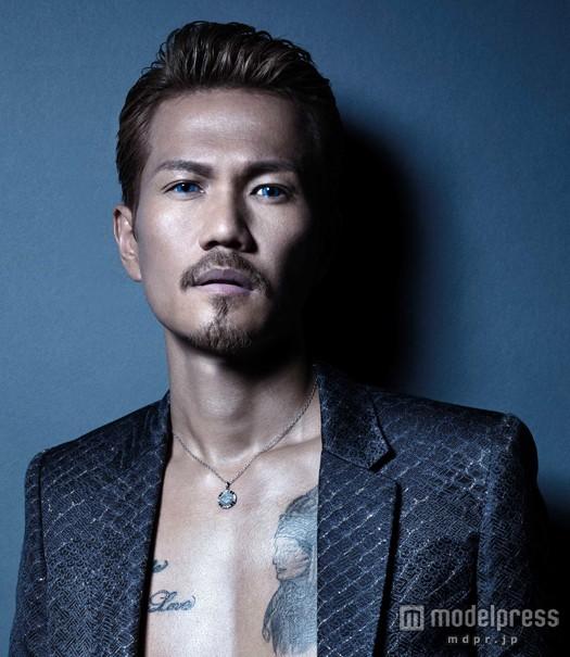 小栗旬がガラリと変身　共演者から熱い視線