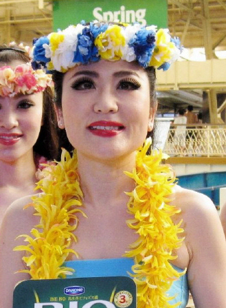光浦靖子が華麗に変身！ 福島ハワイアンズでフラダンス披露